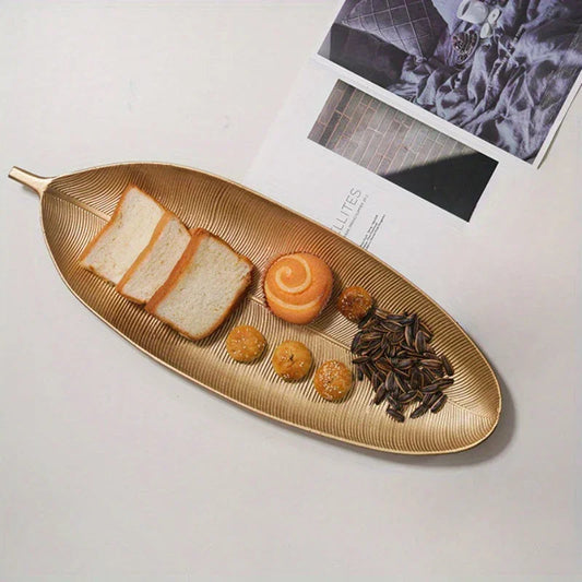 One Piece of Vintage Wooden Tray Designed Like a Leaf, Perfect for Holding Keys, Candles, Or Jewelry. This Decorative Tray Adds a Charming Touch to Your Home Decor.